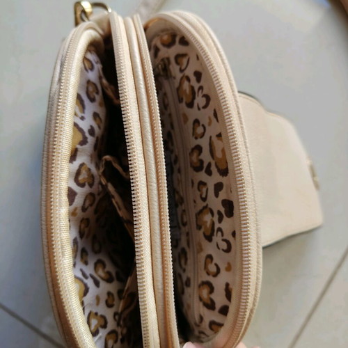 Shoulder bag used beige with dimensions 21×16