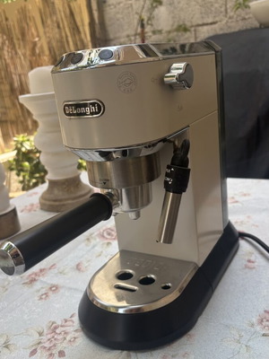 De’Longhi Dedica Style EC685.W καφετιέρα espresso σαν καινούργιο, 15 bar, 1300W, λευκή