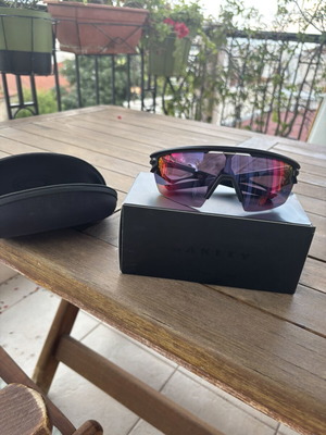 Oakley sunglasses new, black and multicolor