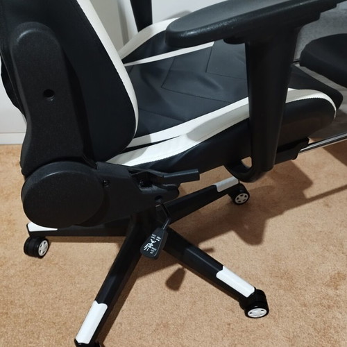RAPTOR gaming office chair like new with footrest extension
