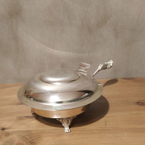 Fondue pot with lid and feet used