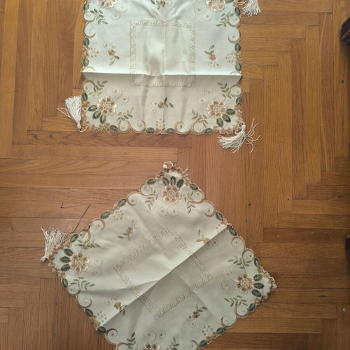 Tablecloth set like new with embroidered lace