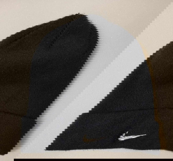 NΙΚΕ Peak  Metal Swoosh Beanie .  Σκούφος σε Μαύρο χρώμα με το μεταλλικό σήμα Swoosh της εταιρείας.