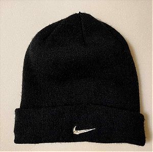 Σκούφος Nike σε μαύρο χρώμα.
