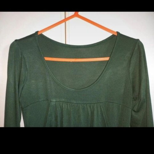 Green blouse with long sleeves and belt, like new, size S or M