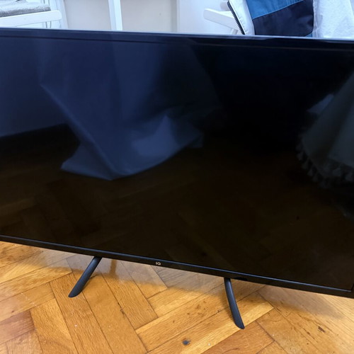 TV 32 inch like new with wall mount