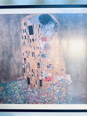The Kiss painting used with brown wooden frame 80x80 cm