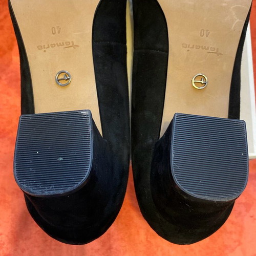Tamaris black suede pumps like new, size 40