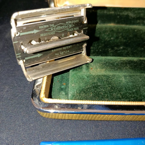 Gillette Aristocrat no66 collectible safety razor like new, 1958 with case and 10 blades