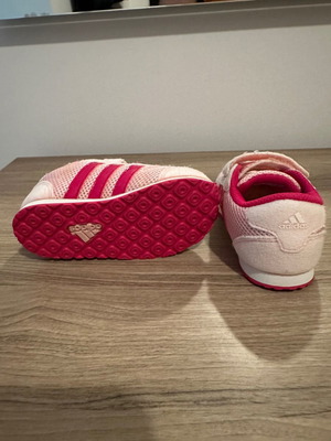 Girls' athletic fabric shoes like new