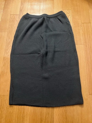 Vintage knitted skirt charcoal like new, minimal rib design