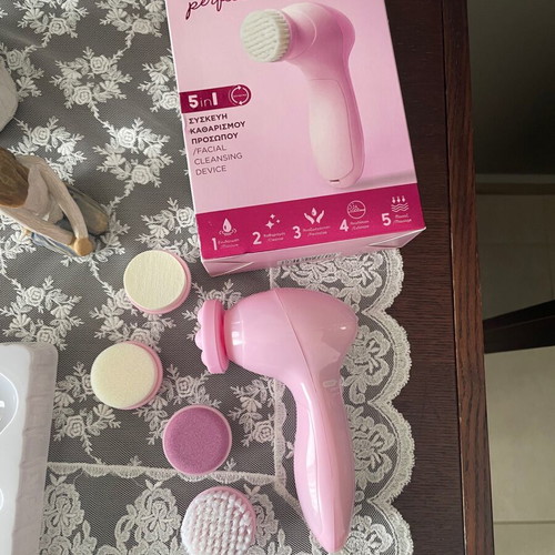 Facial cleansing device new with 5 heads, battery operated