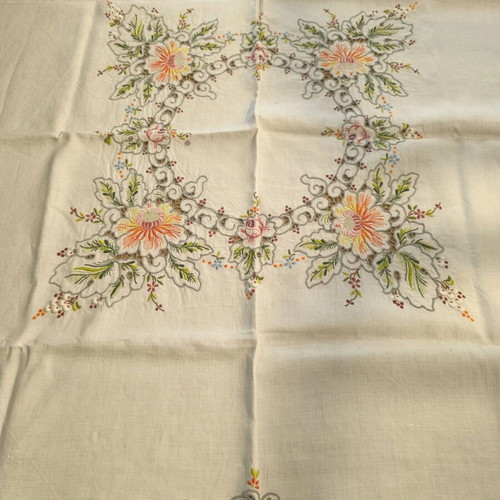 Handmade table linens set like new with tablecloth and 6 placemats