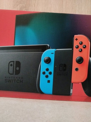 Nintendo Switch употребяван без джойконс, с док и захранващ кабел