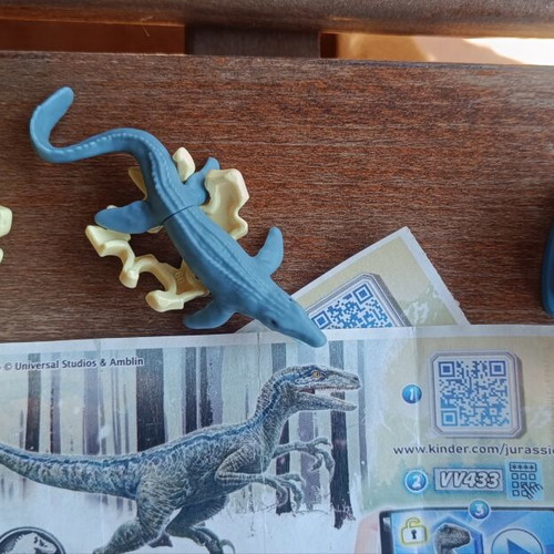 Kinder Jurassic World figures pack of 3 like new