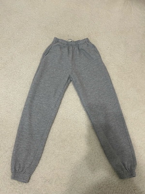 Pull & Bear gray tracksuit like new with elastic waist and ankles