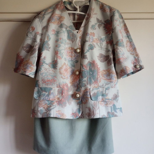 Vintage women's suit set floral blazer and skirt like new size M/L