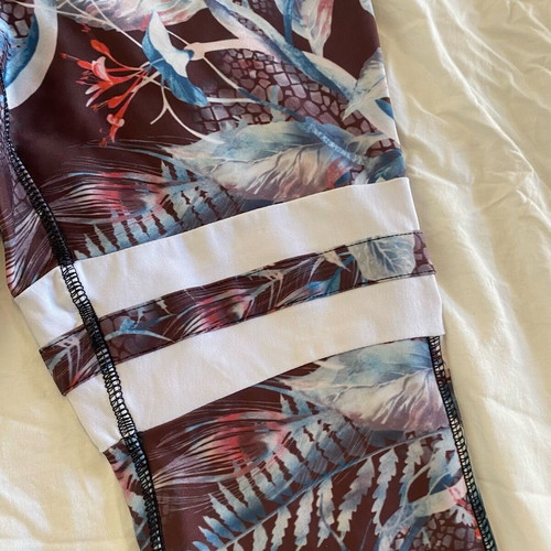 Athletic floral capri workout leggings used with small pocket