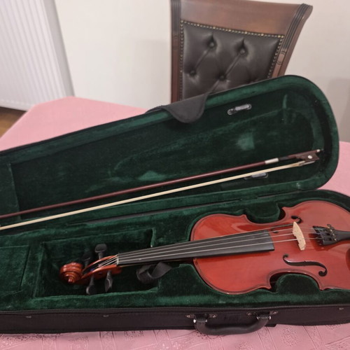 Student violin 1/2 Cremona fecit anno domini 20 like new with bow and case