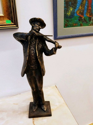 Violinist sculpture new by Nikola Lichkov