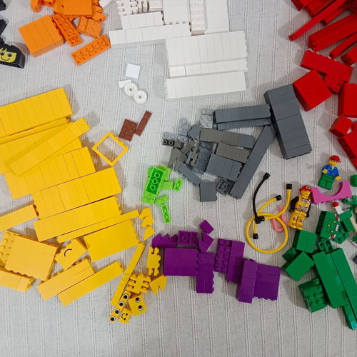 Lego used, about 1000 pieces with idea booklets