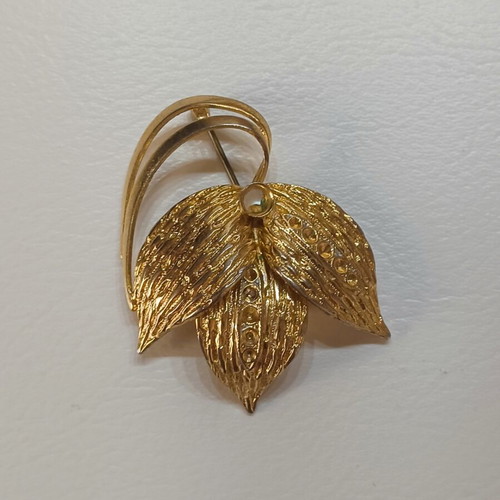 Vintage brooch with leaf design, gold tone