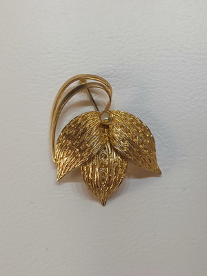 Vintage brooch with leaf design, gold tone