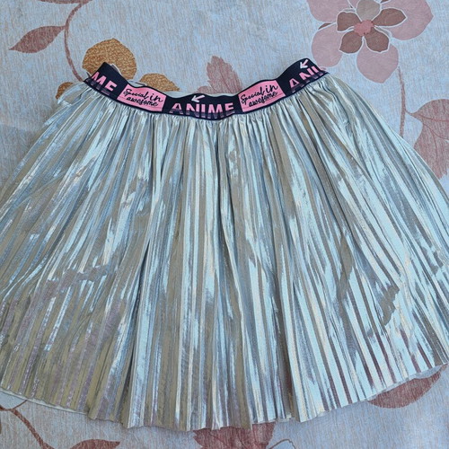 Girls' silver pleated skirt like new, age 10