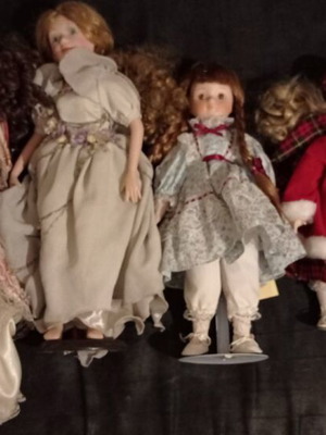Porcelain dolls pack of 5, 3 Heritage Mint collection, like new