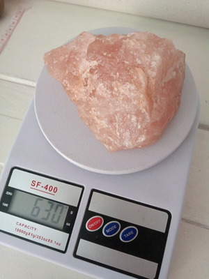 Rose quartz semi-precious stone raw 630 grams new