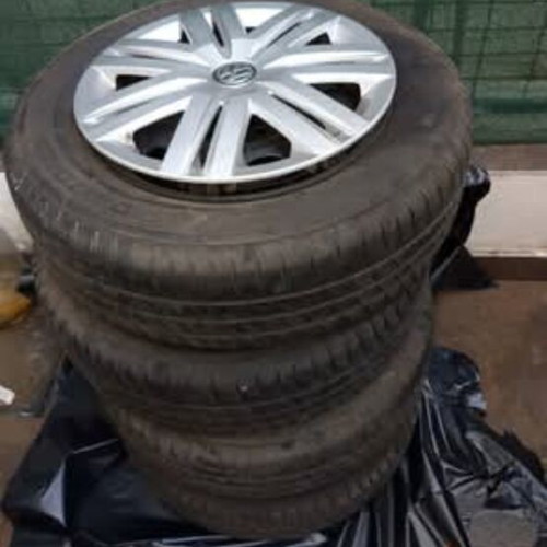 Ζάντες VW Polo 2011 μεταχειρισμένες με τασάκια σε πολύ καλή κατάσταση