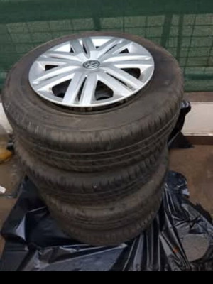 Ζάντες VW Polo 2011 μεταχειρισμένες με τασάκια σε πολύ καλή κατάσταση