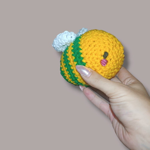 Handmade knitted bee new, with cotton and acrylic yarn