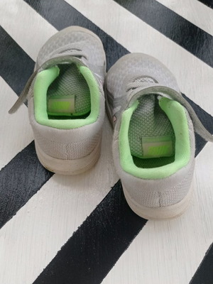 Παιδικά αθλητικά παπούτσια Nike μεταχειρισμένα, μέγεθος 23,5, γκρι