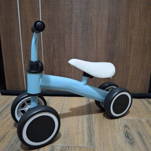 Children's balance bike with 4 wheels, ergonomic seat