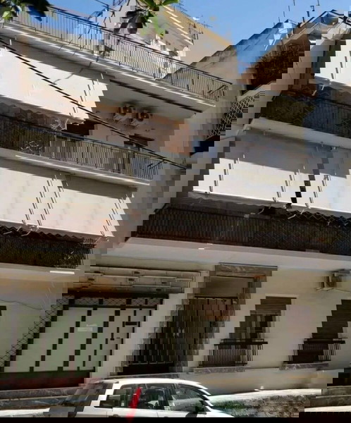 Πειραϊκή, ενοικιάζεται διαμπερές κτίριο 390 τ.μ. Αποτελείται από 5 διαμερίσματα και 1 κατάστημα