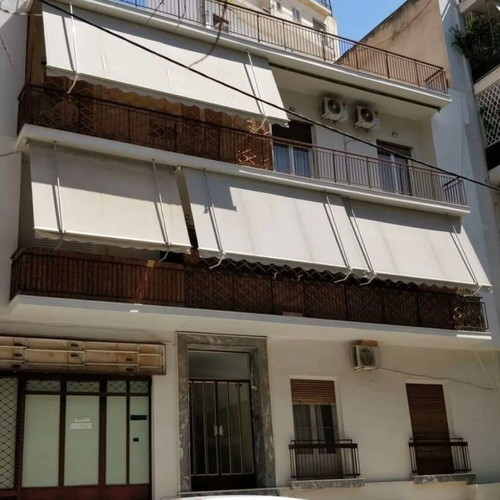 Building 390 m² in Piraiki with 5 apartments and 1 shop