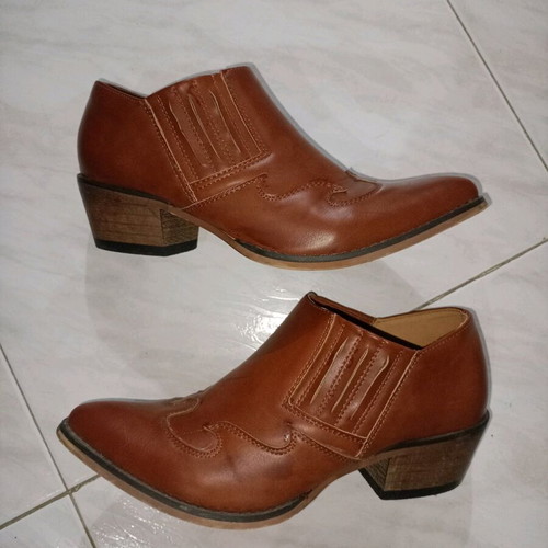 Cowboy ankle boots size 38 like new, brown tan faux leather