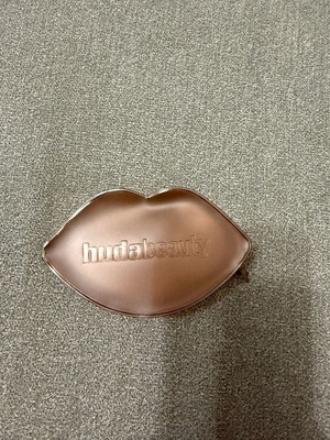 Huda Beauty pouch like new, beige
