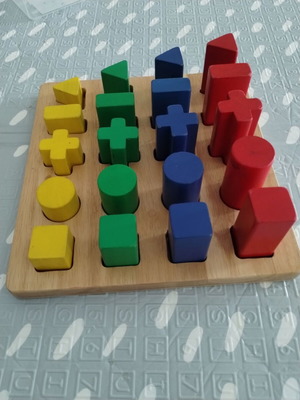 Ξύλινο παιχνίδι ταξινόμησης Montessori σαν καινούργιο, γεωμετρικά σχήματα και χρώματα