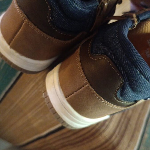 Junior brown flat boot like new, size 30