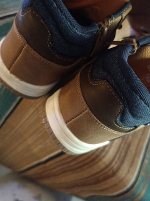 Junior brown flat boot like new, size 30