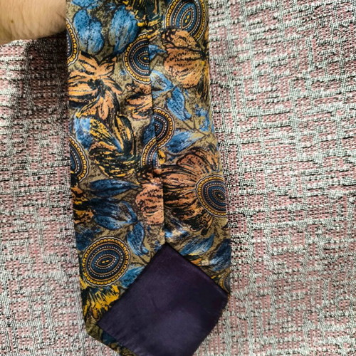 100% silk tie like new, multicolored