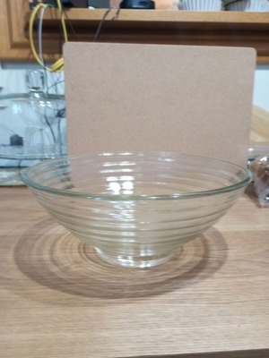 Glass salad bowl like new, diameter 26 cm, height 10 cm