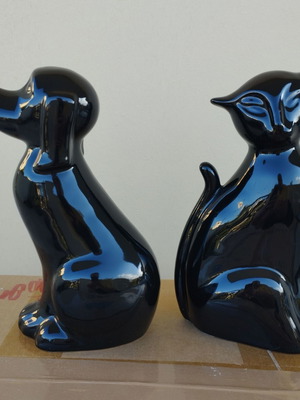 Table decor set dog and cat like new