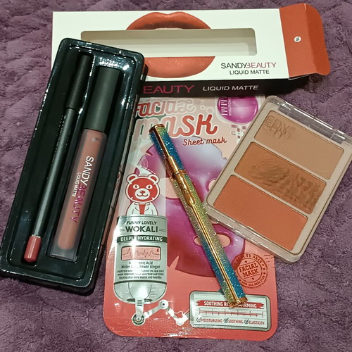 Makeup set with face mask, blush, lip pencil and long-lasting lipstick