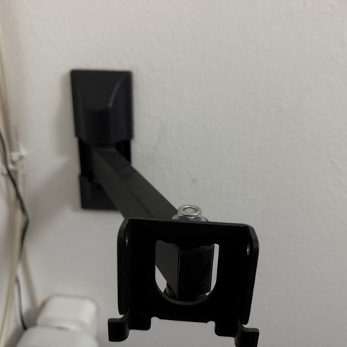TV 32 inch like new with wall mount