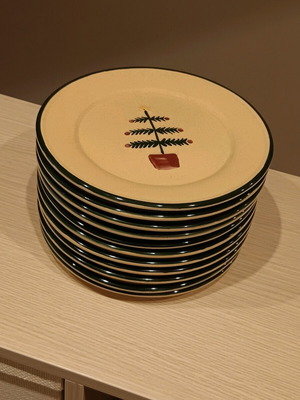 Christmas dinnerware set new, multiple pieces