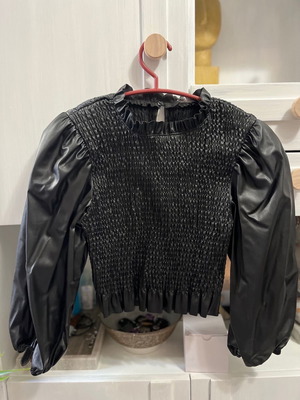 Κροπ τόπ δερματίνη Zara small καινούργιο, μαύρο με όγκο στα μανίκια