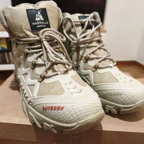 Hiking boots size 45 like new, beige